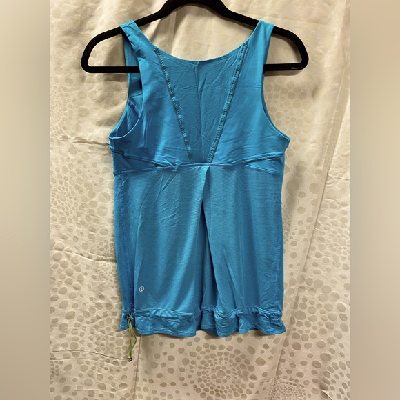 2037 -Lululemon Run: Ta Ta Topper
Spry Blue- size 8 - Picture 4 of 5